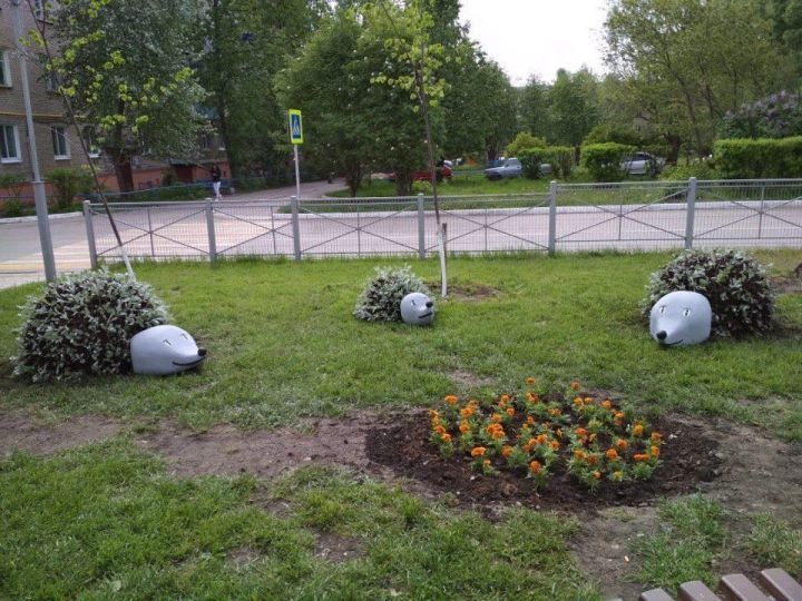 От рук вандалов пострадали новые клумбы в Менделеевске