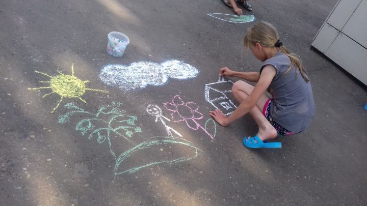 Конкурс рисунков на асфальте «Пусть всегда будет солнце» прошел в Менделеевске