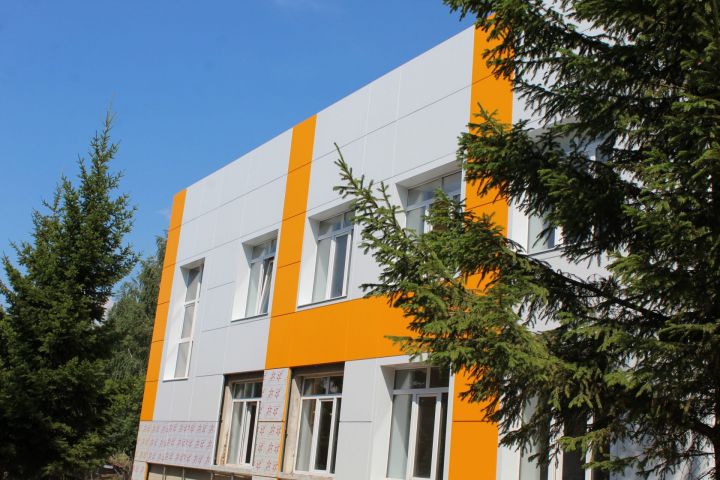 Фасад  ДШИ засиял оранжево-белыми цветами