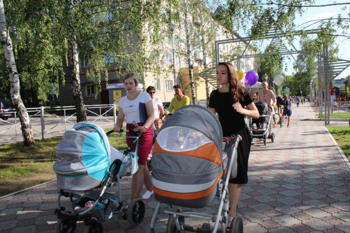 "Бэби-бум": Прогулка с колясками в Менделеевске