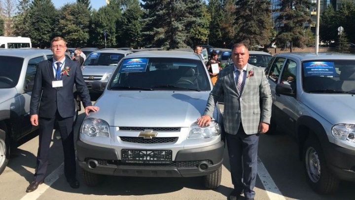 Глава Абалачевского сельского поселения получил ключи от нового автомобиля из рук Президента Татарстана