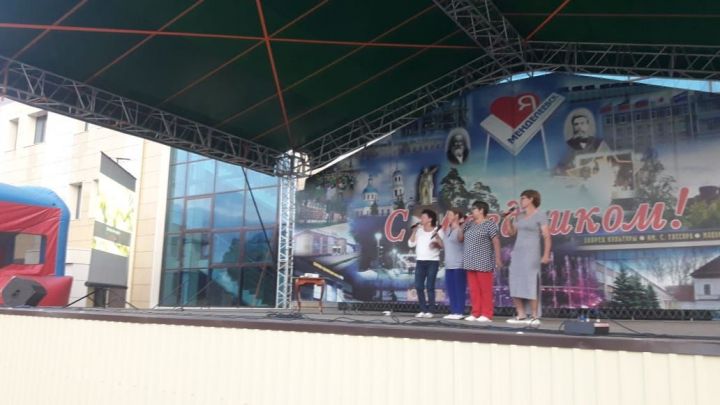 «Любимые песни поём все вместе»: в Менделеевске прошёл караоке-вечер