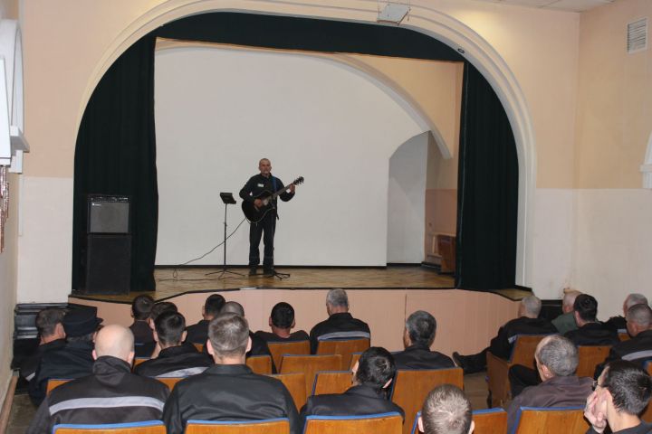 В ИК-10 прошёл для осужденных концерт, посвященный Дням российского триколора и Республики Татарстан