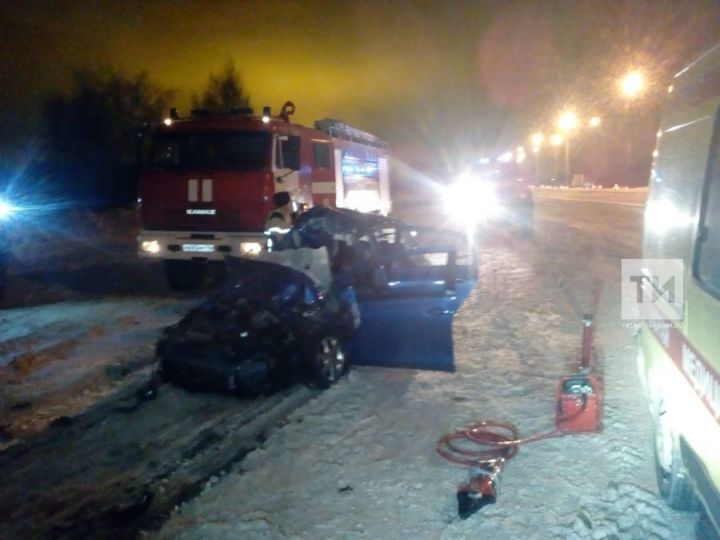 Автоледи из Татарстана погибла, влетев под припаркованную на обочине фуру