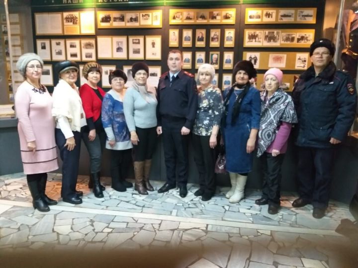 Менделеевские пенсионеры посетили музей полиции