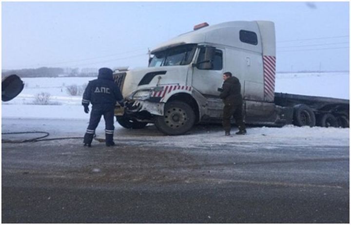 В Менделеевском районе сотрудники ДПС помогли замерзшему дальнобойщику