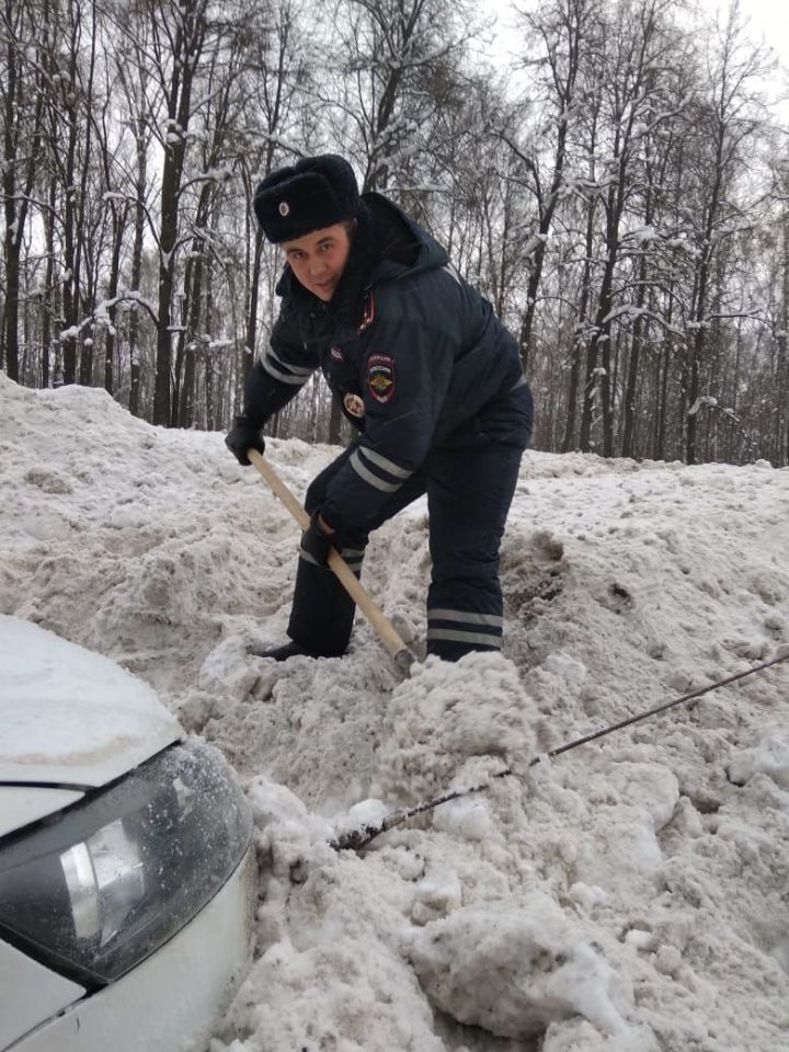 В Татарстане инспекторы ДПС помогли водителю выбраться из снежного плена