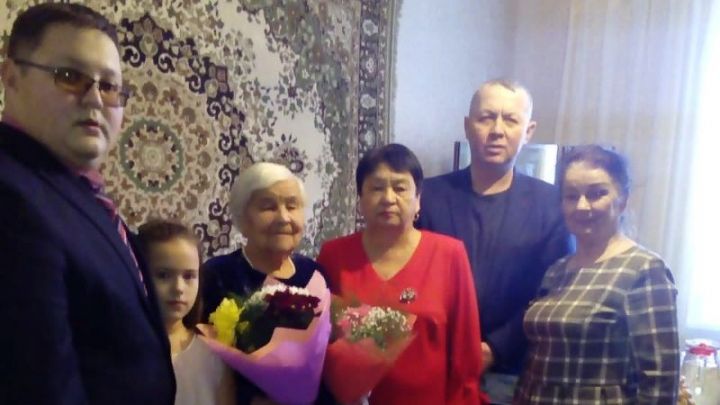 90-летний юбилей отметила труженик тыла Назиба Мурзина