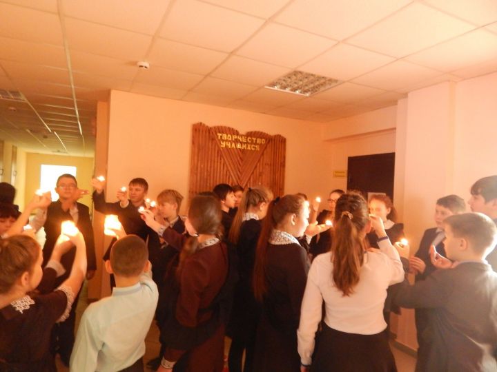 Менделеевские школьники зажгли свечи в память о жертвах блокады Ленинграда