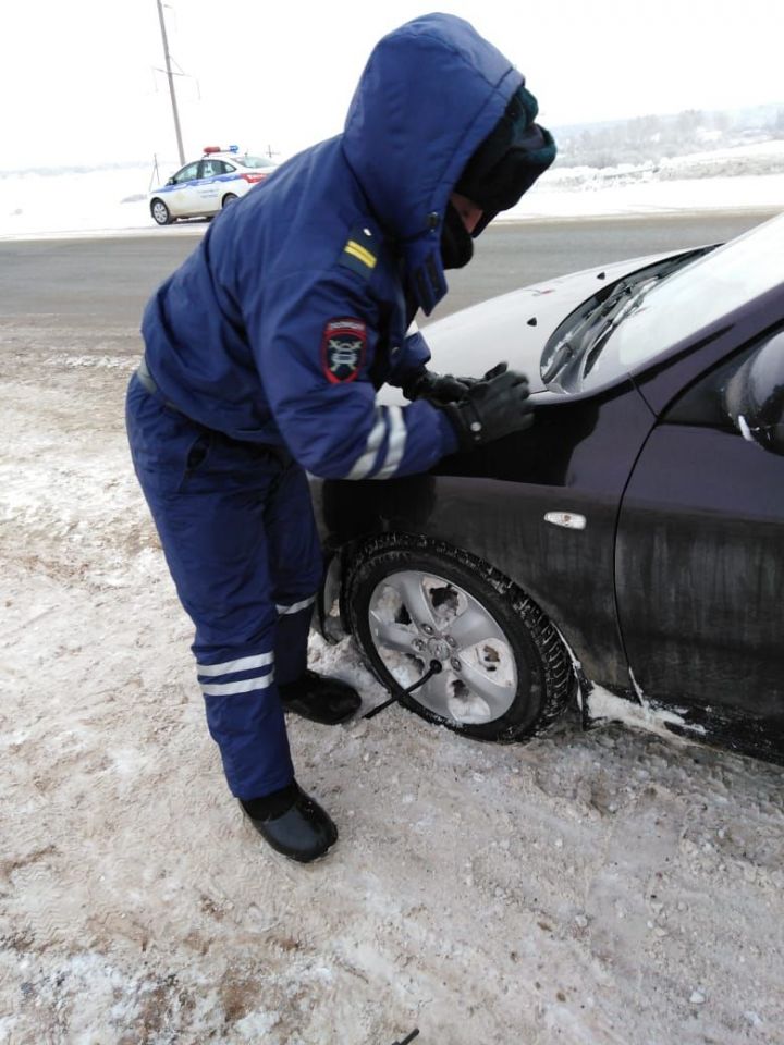 В Татарстане инспекторы ГИБДД помогли водителю, который вылетел на иномарке в кювет