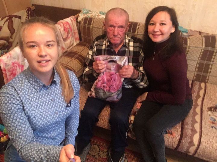 Активисты клуба «Сатори» навестили ветерана Великой Отечественной войны в День пожилого человека