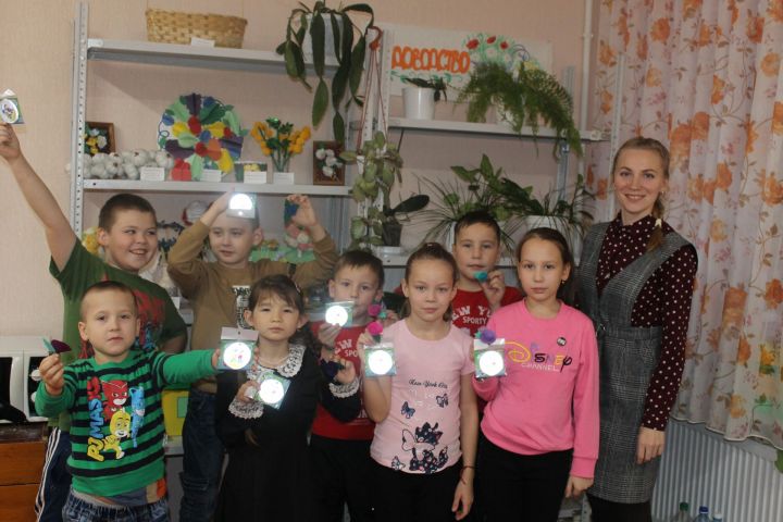 В Менделеевске провели мастер-класс по созданию брошки из фетра «Розочка для мамы»
