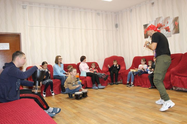 В Менделеевске для детей с ограниченными возможностями здоровья прошло музыкальное представление «В подарок — капелька добра»