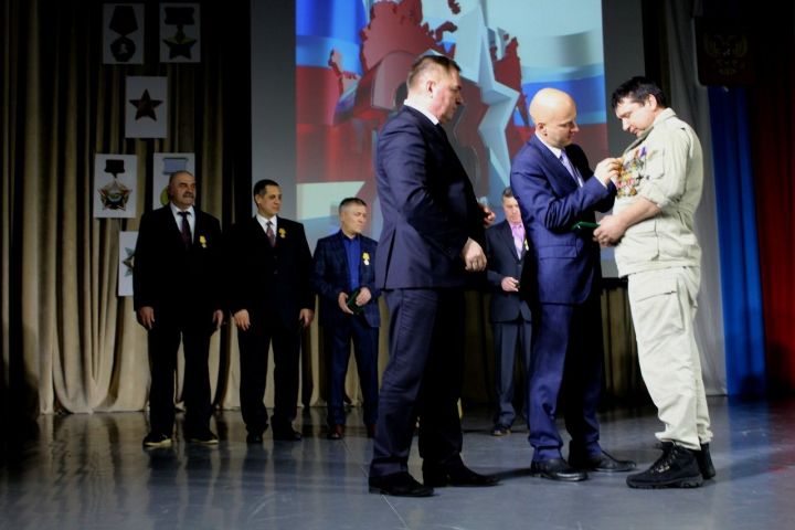 "Награды нашли своих героев": в  Менделеевске вручили медали защитникам Отечества