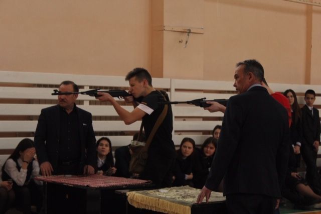 Менделеевские школьники продемонстрировали свои силы в сборке-разборке АК