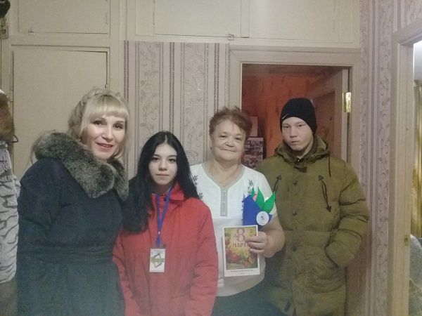 Воспитанники приюта «Камские зори» поздравили «золотой фонд» учреждения с 8 марта