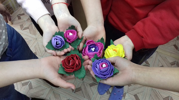 Розы из фоамирана сделали воспитанницы «Камских зорей»