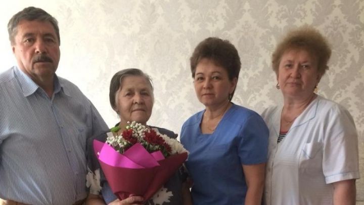 Сотрудники Центральной районной больницы с 80-летием поздравили бывшего фельдшера отделения скорой медицинской помощи Валентину Байдину