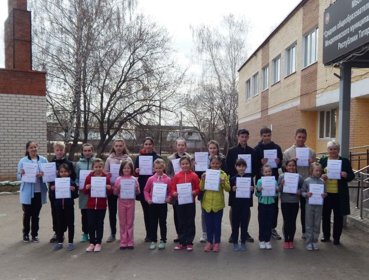 Школа №2 второй год стала участницей Всероссийского флешмоба «Голубая лента 2019»