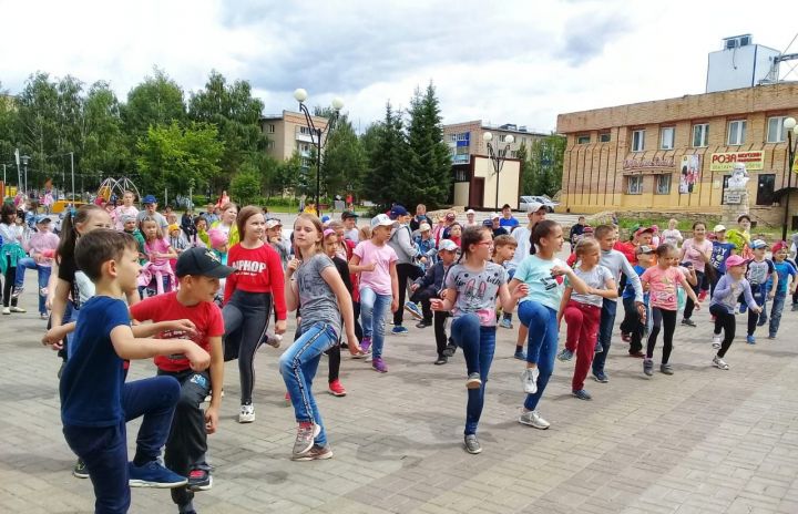 Юные гимназисты присоединились к культуре уличных танцев
