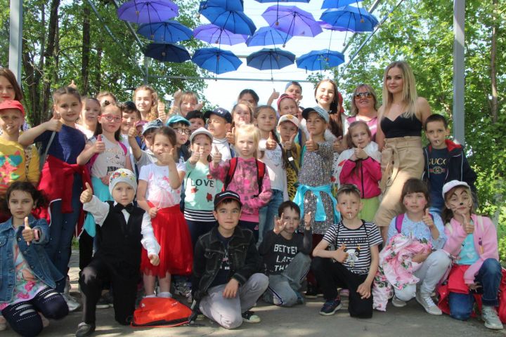 В Менделеевске открылась Аллея парящих зонтиков