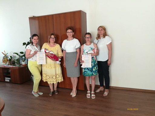 В Менделеевском районе вручили материнские сертификаты молодым мамам