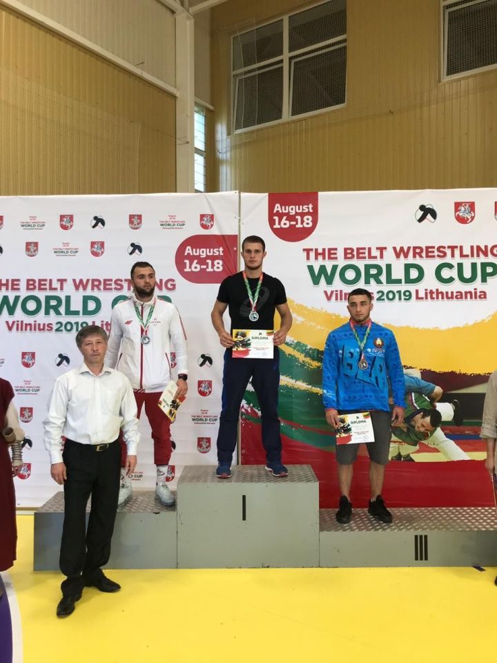 Менделеевец Роман Волков стал первым на Кубке Мира по борьбе на поясах