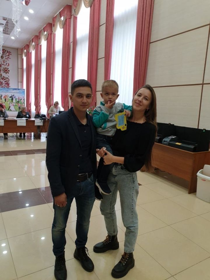 Молодая семья Галимуллиных приняла участие в выборах
