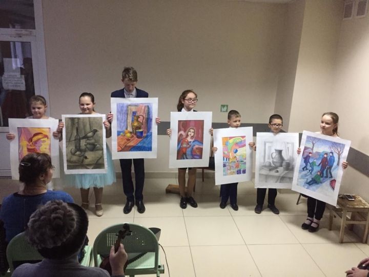 Детская школа искусств подарила ЦРБ картины