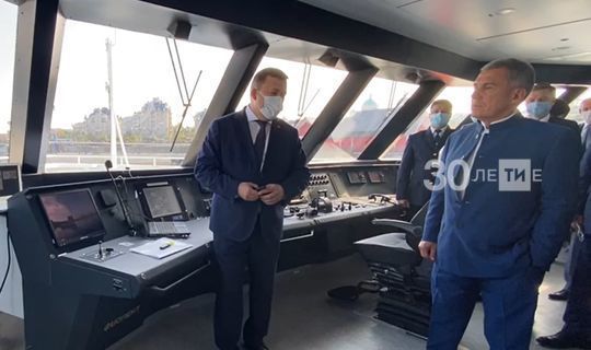 Минниханов прокатился на первом в России газомоторном теплоходе «Чайка-СПГ»