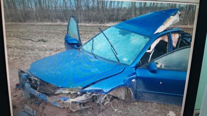 При опрокидывании автомобиля в кювет погиб пассажир из Менделеевского района