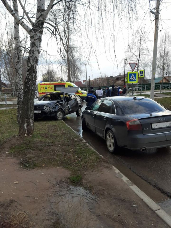 На центральной улице Менделеевска столкнулись два автомобиля