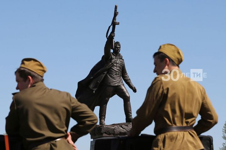 В&nbsp;Казани открыли бронзовый монумент Воину-победителю