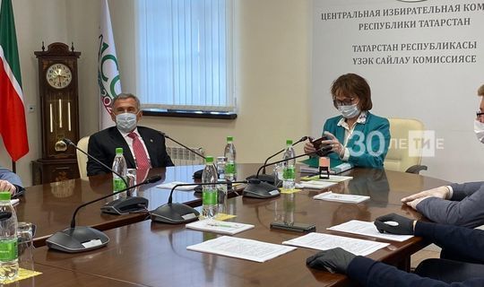 Минниханов подал документы в ЦИК для участия в выборах главы Татарстана