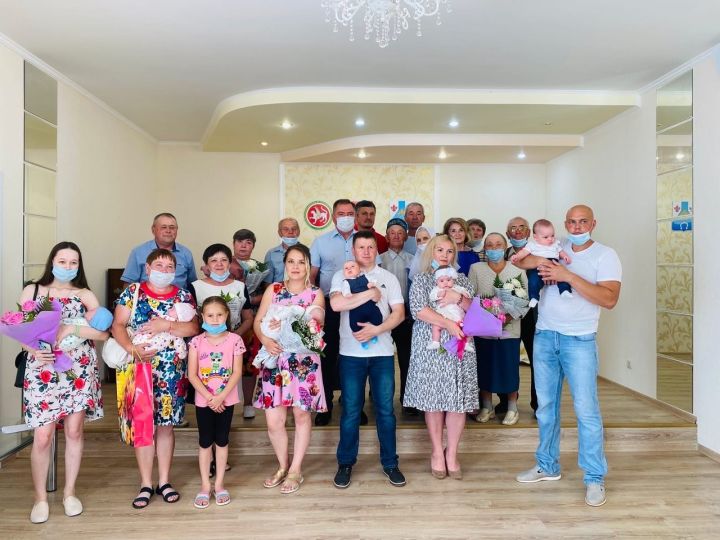 Валерий Чершинцев наградил семьи Менделеевска в торжественной обстановке