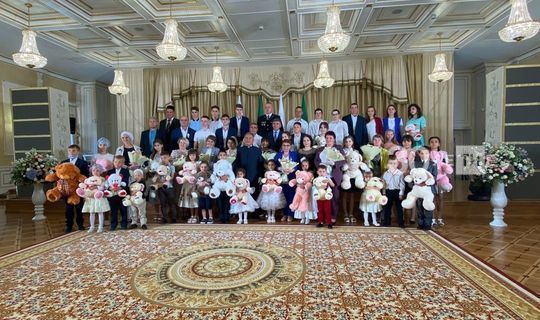 Рустам Минниханов вручил награды многодетным семьям Татарстана