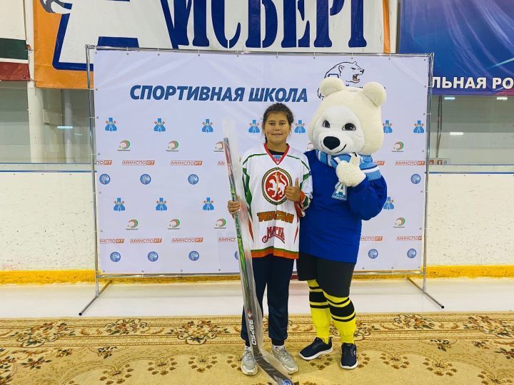 Менделеевск хоккейчысы Алия Фәрхетдиновага республикадан бүләк тапшырылды