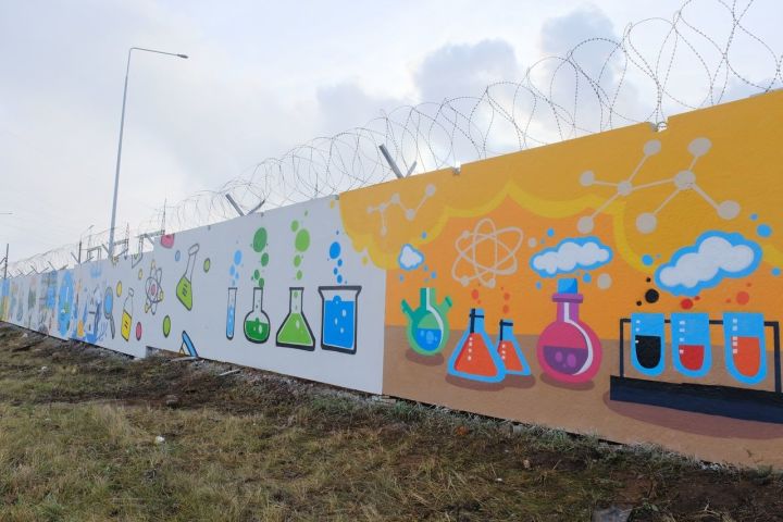 Заборы АО «Аммоний» украсили тематическими граффити 