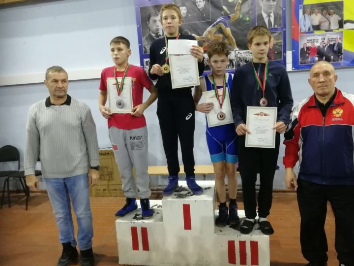 Воспитанники спортивной школы «Батыр» участвовали в Первенстве РТ по вольной борьбе