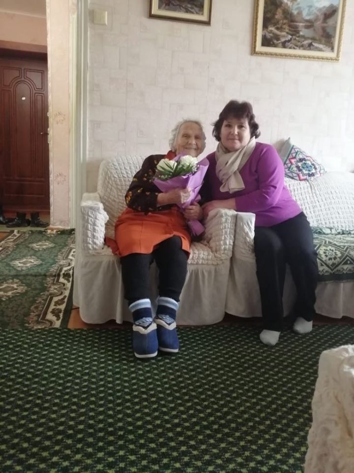 Соцработник Линда Цыгвинцева ухаживает за 97-летней менделеевчанкой