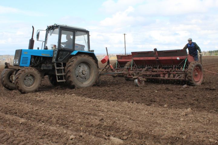 В хозяйствах Менделеевского района 90% тракторов готовы к весенне-полевым работам
