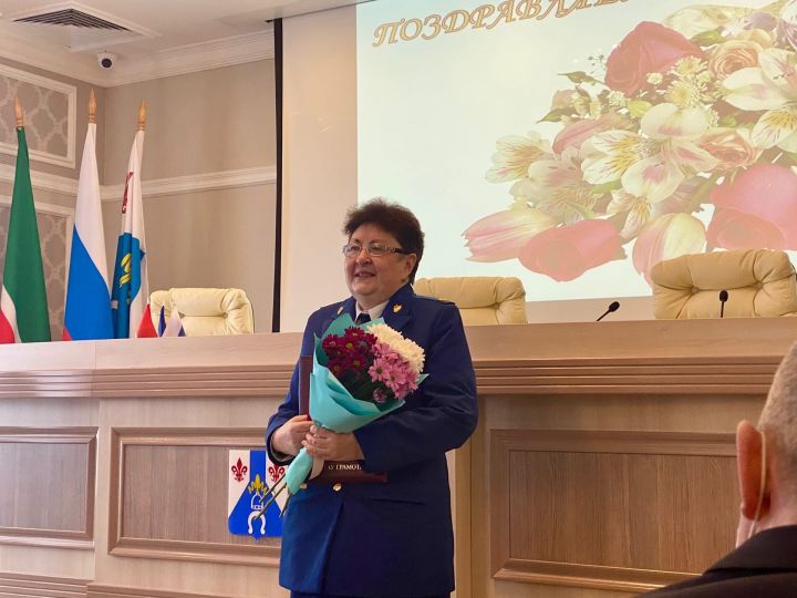 На деловом вторнике наградили заместителя прокурора Менделеевского района