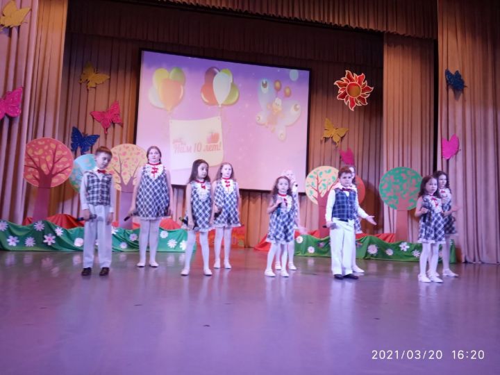В Менделеевске состоялся юбилейный концерт вокально-эстрадной студии «Ля-Ля-Фа»