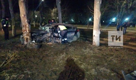 В больнице умерла женщина-водитель, влетевшая на авто в дерево в Татарстане