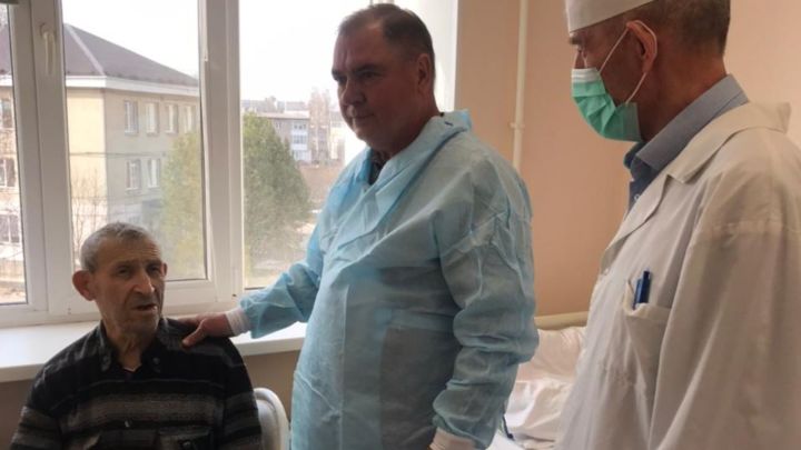 Глава района навестил в больнице узника концлагеря Михаила Чаговского