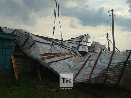 В Татарстане от урагана пострадали ферма и дома