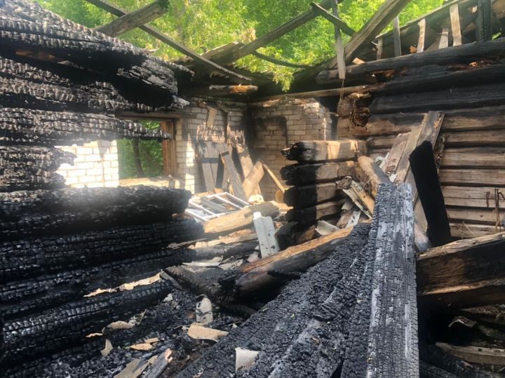 В Менделеевском районе ликвидировали открытое горение деревянного дома