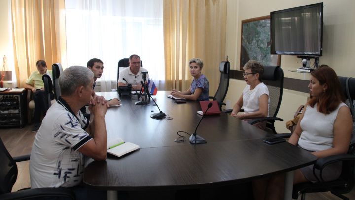 В администрации обсудили вопрос борьбы с борщевиком в Тураевском поселении