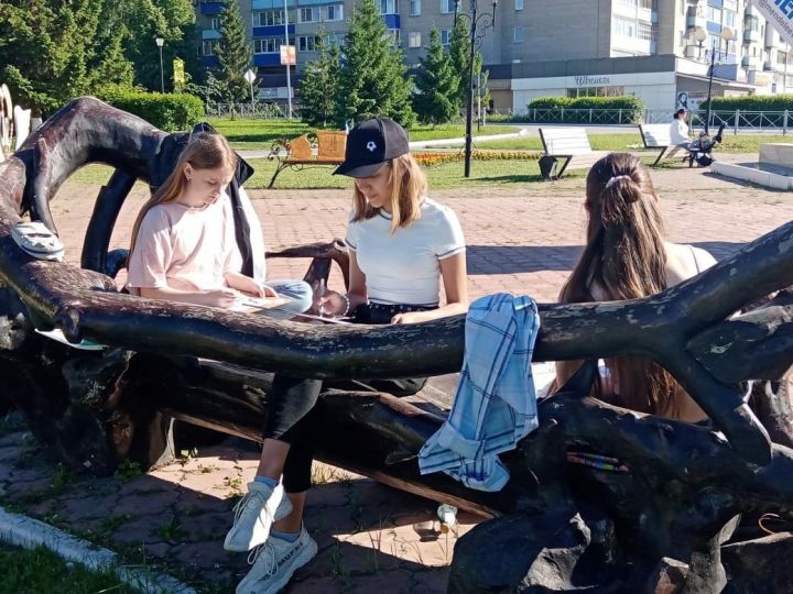 Юные художники Детской школы искусств Менделеевска приняли участие в пленэре