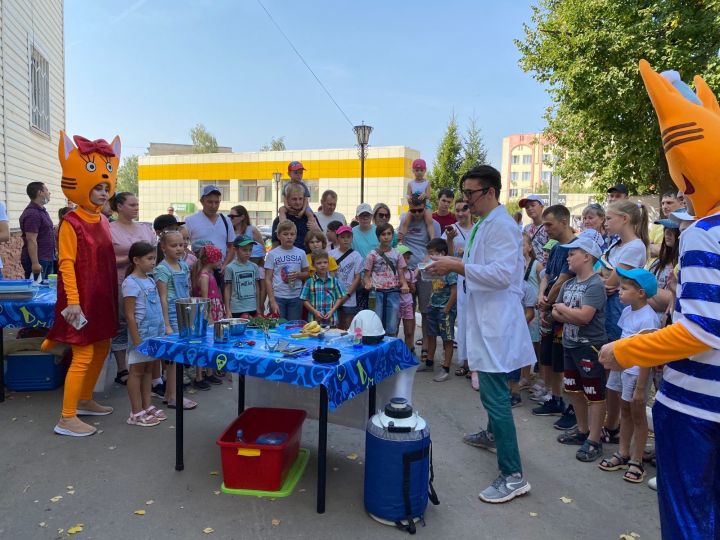В Менделеевске прошёл праздник «Скоро в школу»